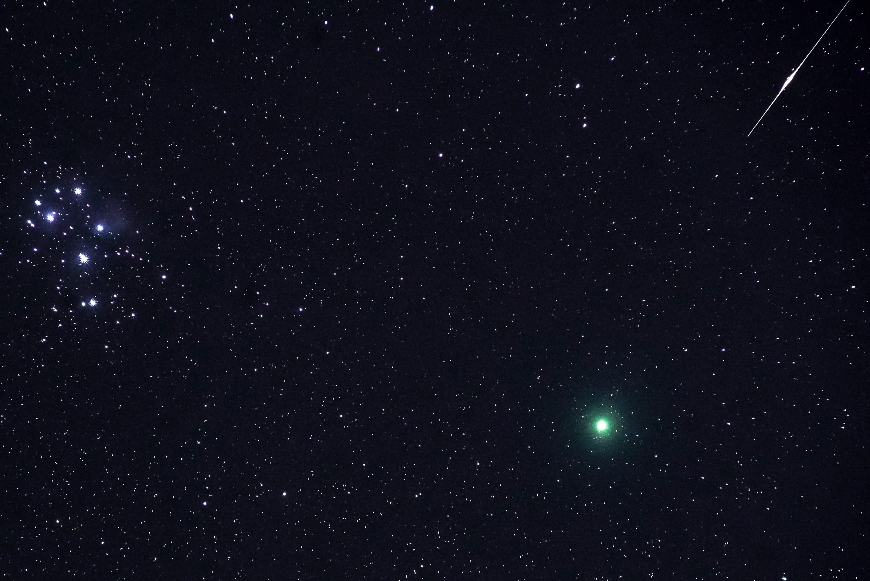 In der Nähe der Plejaden konnte der Komet Wirtanen mit bloßem Auge gesichtet werden